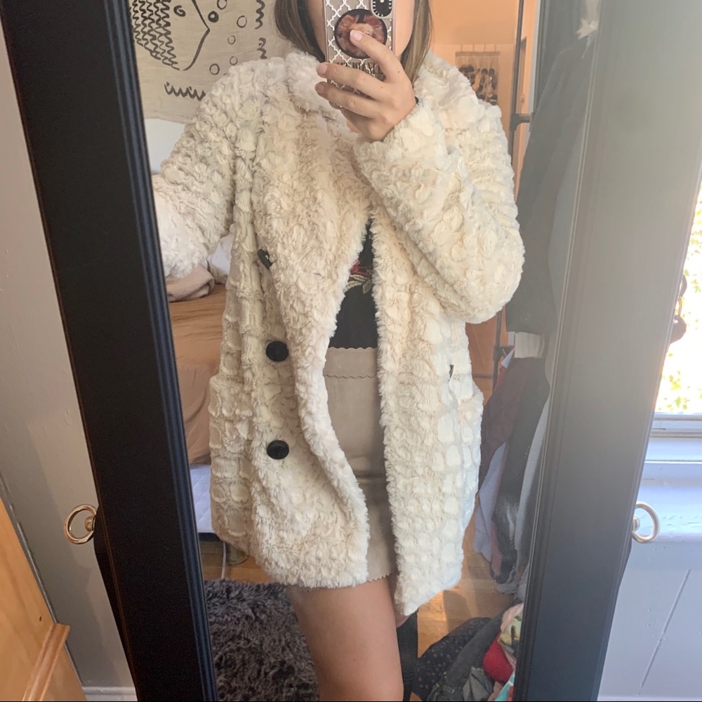 Fuzzy coat 😍 - Picture 7 of 8